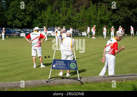 Windsor, Berkshire, Regno Unito. 9 agosto 2023. I giocatori di bowling si godono il sole pomeridiano al Windsor & Eton Bowling Club. Dopo settimane di maltempo, è stata finalmente una bella giornata di sole a Windsor, nel Berkshire. Credito: Maureen McLean/Alamy Live News Foto Stock