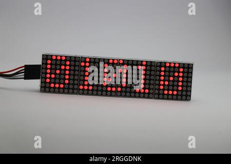 Display a matrice realizzato con LED a punti rosso che mostra alcuni numeri. I numeri binari vengono visualizzati su un display a matrice Foto Stock