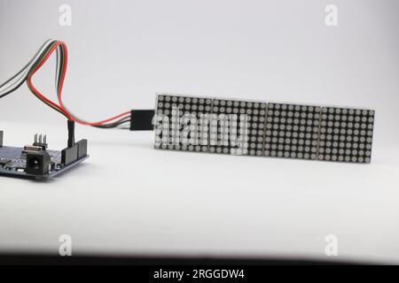 Progetto di elettronica artigianale che mostra la scheda microcontrollore collegata a una scheda display a matrice di punti LED mediante ponticelli Foto Stock