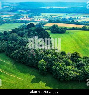 Collina di Essey-la-Côte, antico vulcano, albero bosk, villaggio in lontananza, vista aerea, Meurthe e Mosella, Lorena, Francia, Europa, Foto Stock