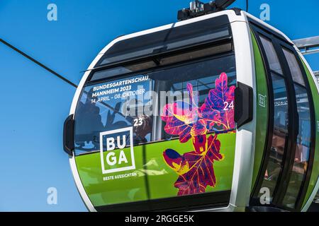 Mannheim, Germania - 26.05.2023: Cabina della funivia che collega il Luisenpark con il Parco Spinelli durante il Bundesgartenschau (orte federale Foto Stock