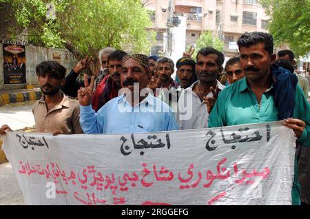 I residenti di Badin stanno tenendo una manifestazione di protesta contro la carenza di acqua potabile nella loro zona, al club stampa di Hyderabad mercoledì 9 agosto 2023. Foto Stock