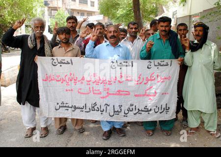 I residenti di Badin stanno tenendo una manifestazione di protesta contro la carenza di acqua potabile nella loro zona, al club stampa di Hyderabad mercoledì 9 agosto 2023. Foto Stock