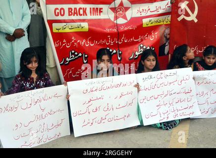 Gli attivisti del Partito Comunista Pakistan stanno organizzando una manifestazione di protesta contro le politiche del FMI, una massiccia disoccupazione, un aumento del prezzo dei prodotti per uso quotidiano e un aumento del prezzo dell'inflazione, al Quetta press club mercoledì 9 agosto 2023. Foto Stock