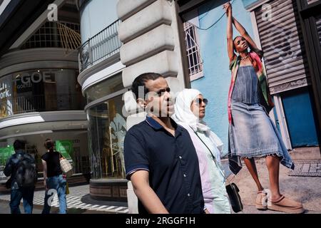 Un negozio di vendita al dettaglio si trova in piedi per gli acquirenti che camminano lungo Regent Street, il 9 agosto 2023, a Londra, in Inghilterra. Foto Stock