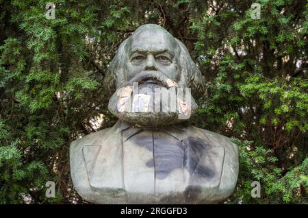 Berlino, Germania. 7 agosto 2023. Un busto dello scultore Will Lammert mostra la testa di Karl Marx in piedi su Frankfurter Allee vicino a Strausberger Platz. Crediti: Peter Kneffel/dpa/Alamy Live News Foto Stock