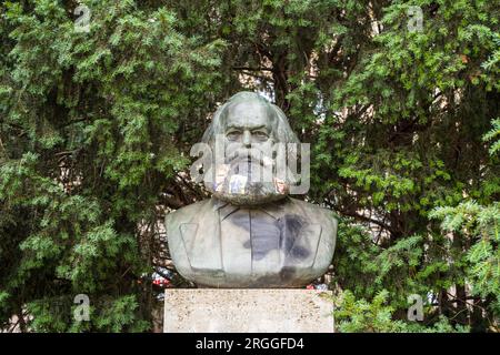 Berlino, Germania. 9 agosto 2023. Un busto dello scultore Will Lammert mostra la testa di Karl Marx in piedi su Frankfurter Allee vicino a Strausberger Platz. Crediti: Peter Kneffel/dpa/Alamy Live News Foto Stock