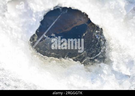 Immagine dello spazio copia pesca invernale sul ghiaccio, attività invernale Foto Stock