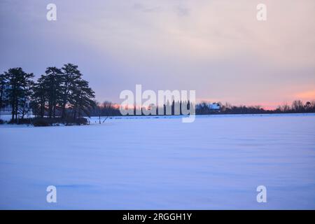 Immagine dello spazio copia pesca invernale sul ghiaccio, attività invernale Foto Stock