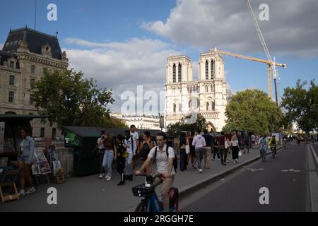 Parigi, Francia. 9 agosto 2023. Questa foto scattata il 9 agosto 2023 mostra persone e turisti accanto alla cattedrale di Notre-Dame de Paris a Parigi, mentre i lavori di restauro continuano dopo l'incendio del 2019 che ha parzialmente distrutto la parte superiore della cattedrale. Foto di Raphael Lafargue/ABACAPRESS.COM Credit: Abaca Press/Alamy Live News Foto Stock