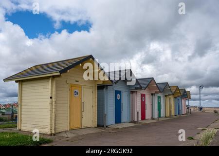 Colorate capanne sulla spiaggia, sul Mablethorpe Sea Front Foto Stock