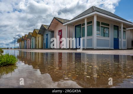 Colorate capanne sulla spiaggia, sul Mablethorpe Sea Front Foto Stock