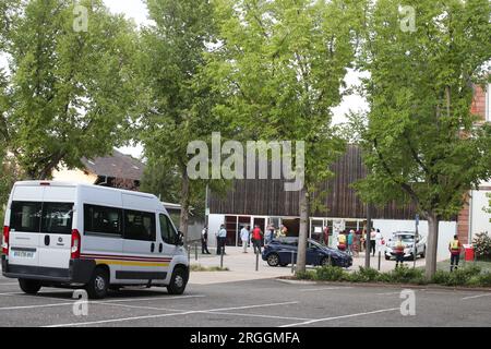 Wintzenheim, Francia. 9 agosto 2023. Arthuss salle dà il benvenuto alle famiglie delle vittime della gite de la Forge e alle loro famiglie, a Wintzenheim vicino Colmar, nella Francia orientale, il 9 agosto 2023. Undici persone sono rimaste uccise quando un incendio ha distrutto un paio di case vacanza annesse che ospitavano persone con disabilità mentali in una pittoresca città della Francia orientale il mercoledì mattina presto. Foto di Vincent Voegtlin/ABACAPRESS.COM Credit: Abaca Press/Alamy Live News Foto Stock