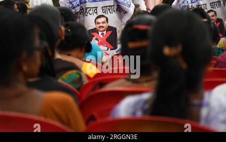 Mumbai, India. 9 agosto 2023. Un poster di Gautam Adani (presidente del gruppo Adani) viene visto durante la protesta contro la riqualificazione di Dharavi (la più grande colonia di baraccopoli dell'Asia) da parte dell'Adani Group a Mumbai. I residenti che vivono e gestiscono aziende locali a Dharavi per anni sentono che la riqualificazione li porterà via e il gruppo Adani sfrutterà il posto per i propri profitti, trasformandolo in un parco giochi per i ricchi. Credito: SOPA Images Limited/Alamy Live News Foto Stock