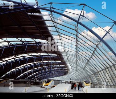 Uscita del treno che mostra la costruzione del tetto ad arco. Waterloo International Terminal, Londra, Regno Unito. Architetto: Grimshaw, 1993. Foto Stock