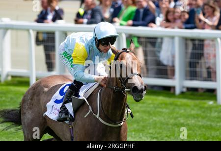 Sacred Angel e il fantino Jason Hart prendono il gruppo 3 Bateaux London Princess Margaret Stakes per l'allenatore Charlie Johnston e il proprietario, Mr Nurlan Bizakov. Foto Stock