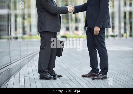 Imprenditori stringono le mani Foto Stock