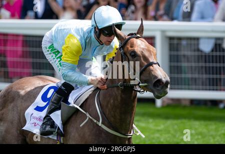 Sacred Angel e il fantino Jason Hart prendono il gruppo 3 Bateaux London Princess Margaret Stakes per l'allenatore Charlie Johnston e il proprietario, Mr Nurlan Bizakov. Foto Stock