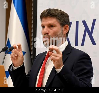 Ramallah, Cisgiordania. 9 agosto 2023. Il ministro delle Finanze israeliano Bezalel Smotrich, del partito sionista religioso di estrema destra, parla in una conferenza stampa nel suo ufficio a Gerusalemme martedì 9 agosto 2023. Smotrich ha difeso trattenendo 2,5 miliardi di shekel in fondi per le città arabe israeliane e Gerusalemme Est. Foto di Debbie Hill/ Credit: UPI/Alamy Live News Foto Stock