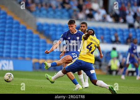 Cardiff, Regno Unito. 9 agosto 2023. Rubin Colwill della città di Cardiff segna il primo gol della sua squadra. Coppa di Carabao, 1° turno, Cardiff City contro Colchester Utd al Cardiff City Stadium di Cardiff, Galles del Sud mercoledì 9 agosto 2023. Questa immagine può essere utilizzata solo per scopi editoriali. Solo per uso editoriale, foto di Andrew Orchard/Andrew Orchard fotografia sportiva/Alamy Live news credito: Andrew Orchard fotografia sportiva/Alamy Live News Foto Stock