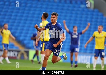 Cardiff, Regno Unito. 9 agosto 2023. Rubin Colwill di Cardiff City festeggia dopo aver segnato il primo gol della sua squadra. Coppa di Carabao, 1° turno, Cardiff City contro Colchester Utd al Cardiff City Stadium di Cardiff, Galles del Sud mercoledì 9 agosto 2023. Questa immagine può essere utilizzata solo per scopi editoriali. Solo per uso editoriale, foto di Andrew Orchard/Andrew Orchard fotografia sportiva/Alamy Live news credito: Andrew Orchard fotografia sportiva/Alamy Live News Foto Stock