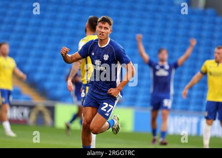 Cardiff, Regno Unito. 9 agosto 2023. Rubin Colwill di Cardiff City festeggia dopo aver segnato il primo gol della sua squadra. Coppa di Carabao, 1° turno, Cardiff City contro Colchester Utd al Cardiff City Stadium di Cardiff, Galles del Sud mercoledì 9 agosto 2023. Questa immagine può essere utilizzata solo per scopi editoriali. Solo per uso editoriale, foto di Andrew Orchard/Andrew Orchard fotografia sportiva/Alamy Live news credito: Andrew Orchard fotografia sportiva/Alamy Live News Foto Stock