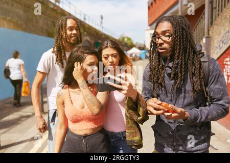 Amici a piedi lungo la strada Foto Stock