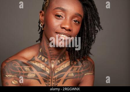 Ritratto di giovane donna con tatuaggi Foto Stock