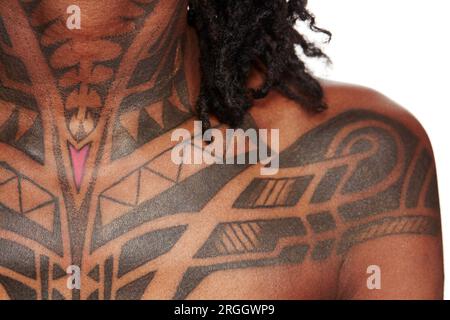 Petto di giovane donna con tatuaggi Foto Stock