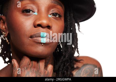 Ritratto di giovane donna con tatuaggi Foto Stock
