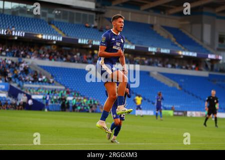 Cardiff, Regno Unito. 9 agosto 2023. Rubin Colwill di Cardiff City festeggia dopo aver segnato il primo gol della sua squadra. Coppa di Carabao, 1° turno, Cardiff City contro Colchester Utd al Cardiff City Stadium di Cardiff, Galles del Sud mercoledì 9 agosto 2023. Questa immagine può essere utilizzata solo per scopi editoriali. Solo per uso editoriale, foto di Andrew Orchard/Andrew Orchard fotografia sportiva/Alamy Live news credito: Andrew Orchard fotografia sportiva/Alamy Live News Foto Stock