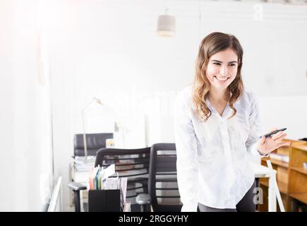 Sorridente giovane imprenditrice in office Foto Stock