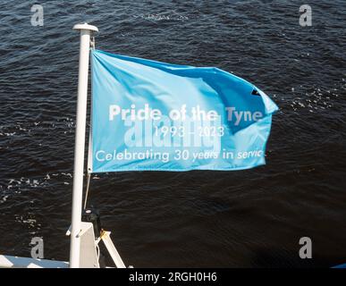 Bandiera che sventola a poppa del traghetto Pride of the Tyne, festeggia i 30 anni di servizio Foto Stock