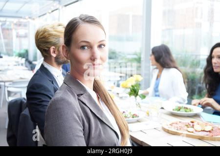 Ritratto di giovane imprenditrice al ristorante meeting Foto Stock