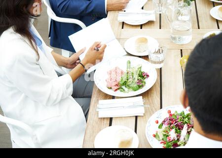 Imprenditrice iscritto durante il ristorante meeting Foto Stock