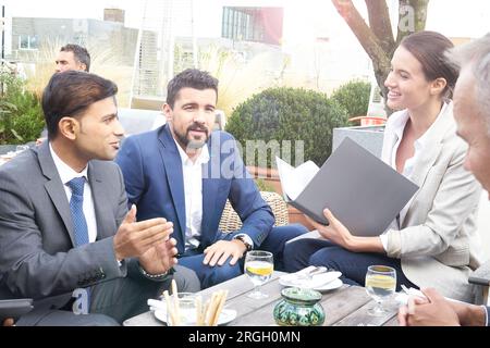 Gli imprenditori intorno a tavola durante il ristorante meeting Foto Stock