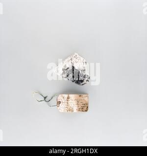 Roccia con etichetta su sfondo bianco Foto Stock