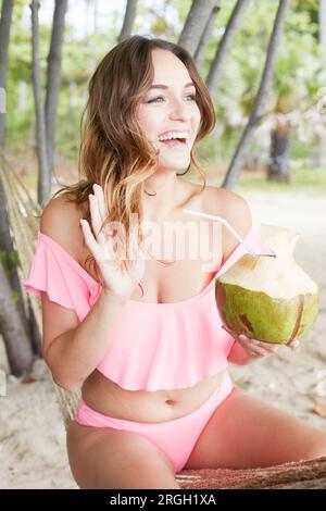 Giovane donna con drink di noce di cocco in Ko Samui, Tailandia Foto Stock