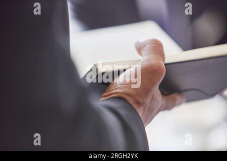 La mano di imprenditore tenendo premuto il Blocco note Foto Stock
