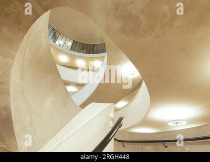Basso angolo di visione della moderna scala a spirale Foto Stock