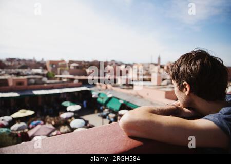 Giovane uomo sul tetto per mercato Foto Stock