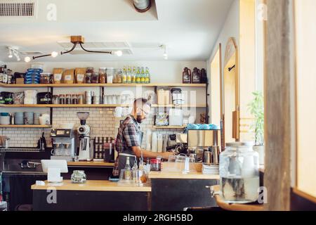 L'uomo il caffè nella caffetteria Foto Stock