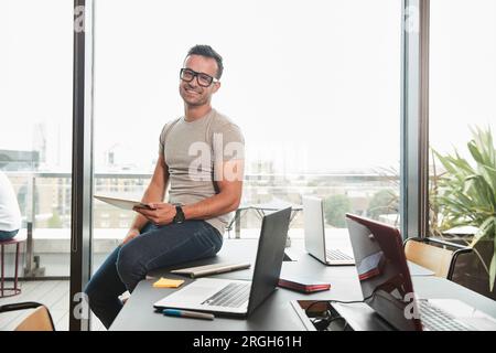 Imprenditore giovane azienda digitale compressa in sala conferenze Foto Stock