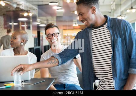 I colleghi sorridente Foto Stock