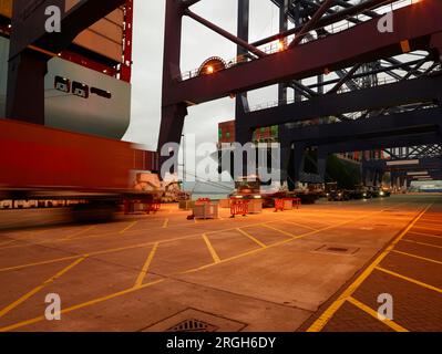 Una lunga esposizione dei carrelli guida a porto di Felixstowe, Inghilterra Foto Stock