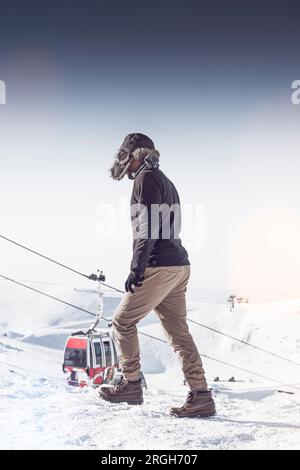 Uomo in ushanka al campo da sci in Spagna Foto Stock