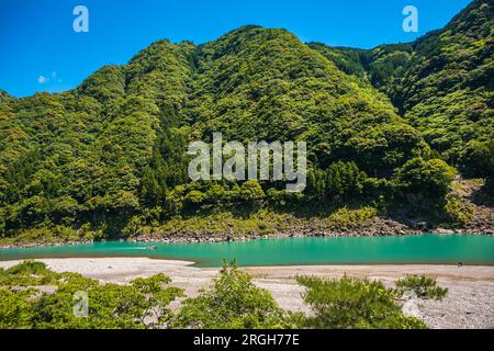 Kumano Kodo percorso del pellegrinaggio. Kumano-gawa river tour in barca. In legno tradizionale fondo piatto barca. Tra Kumano Hongu Taisha in Hongu e Kumano Hayat Foto Stock