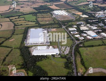 Vista aerea dal centro di distribuzione regionale est di Lidl e dal produttore di elettronica II-vi presso l'Aycliffe Business Park Newton Aycliffe, County Duham Foto Stock