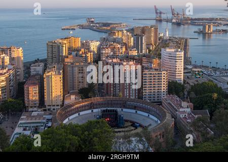 Vista panoramica della città di Malaga al tramonto, dal punto panoramico di Gibralfaro Foto Stock