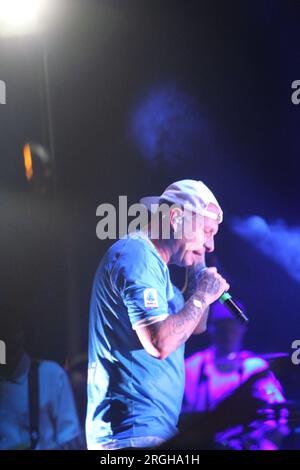 8 agosto 2023, Bacoli, Campania/Napoli, Italia: Il cantante e rapper Clementino in concerto a Bacoli in provincia di Napoli. (Immagine di credito: © Salvatore Esposito/Pacific Press via ZUMA Press Wire) SOLO USO EDITORIALE! Non per USO commerciale! Foto Stock